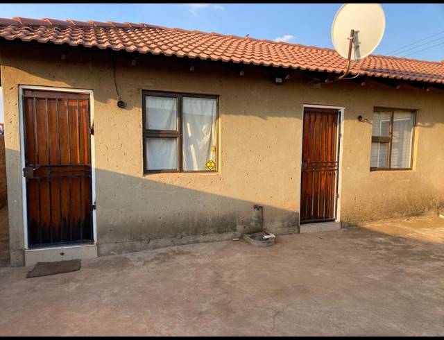 6 BEDROOM HOUSE FOR SALE IN MOLELEKI